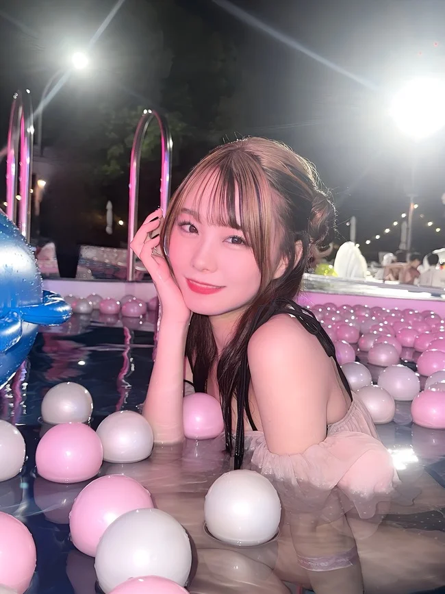 響咲リオナの前世・中の人である立仙愛理のビジュアル。ナイトプールの中で微笑んでいる。