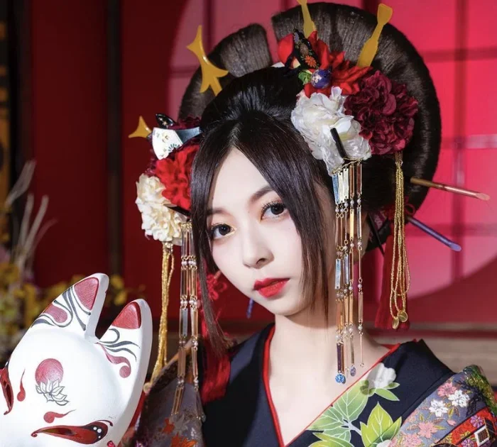 ⻁⾦妃笑⻁の前世・中の人「葛西美空(かさい みく)」のビジュアル。真顔で和服を着ている。