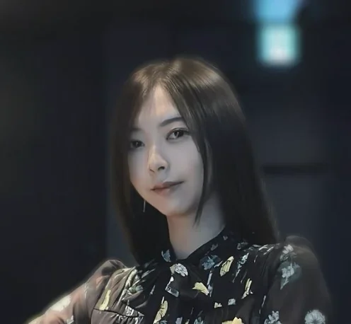 ⻁⾦妃笑⻁の前世・中の人「葛西美空(かさい みく)」のビジュアル。
髪型は黒髪ストレートロング。微笑んでいる。