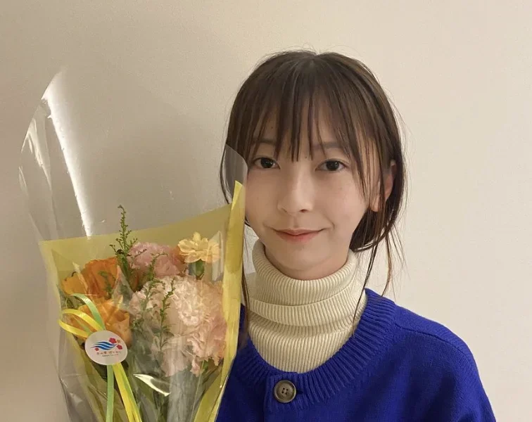 ⻁⾦妃笑⻁の中の人の顔バレ。
名前は葛西美空。
白いタートルネックに青いニットを着ている。